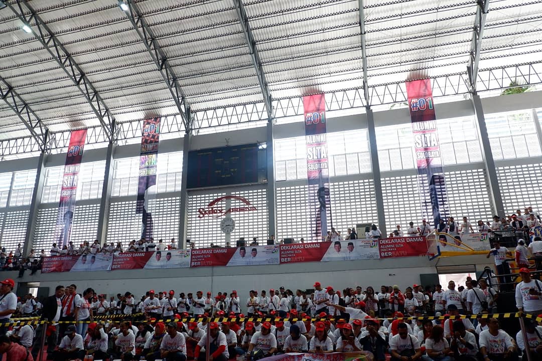 Para peserta deklarasi damai memekikan Yel-yel sebagai bentuk dukungan untuk Capres cawapres Nomor 01 Jokowi-Amin
<a href="/PDIP_Wonogiri/">DPC PDI Perjuangan Kab. Wonogiri</a>
@DPD_PDIP_JATENG

#01jokowi3pdip 
#m3rahkansolo 
#OjoPedotOyot