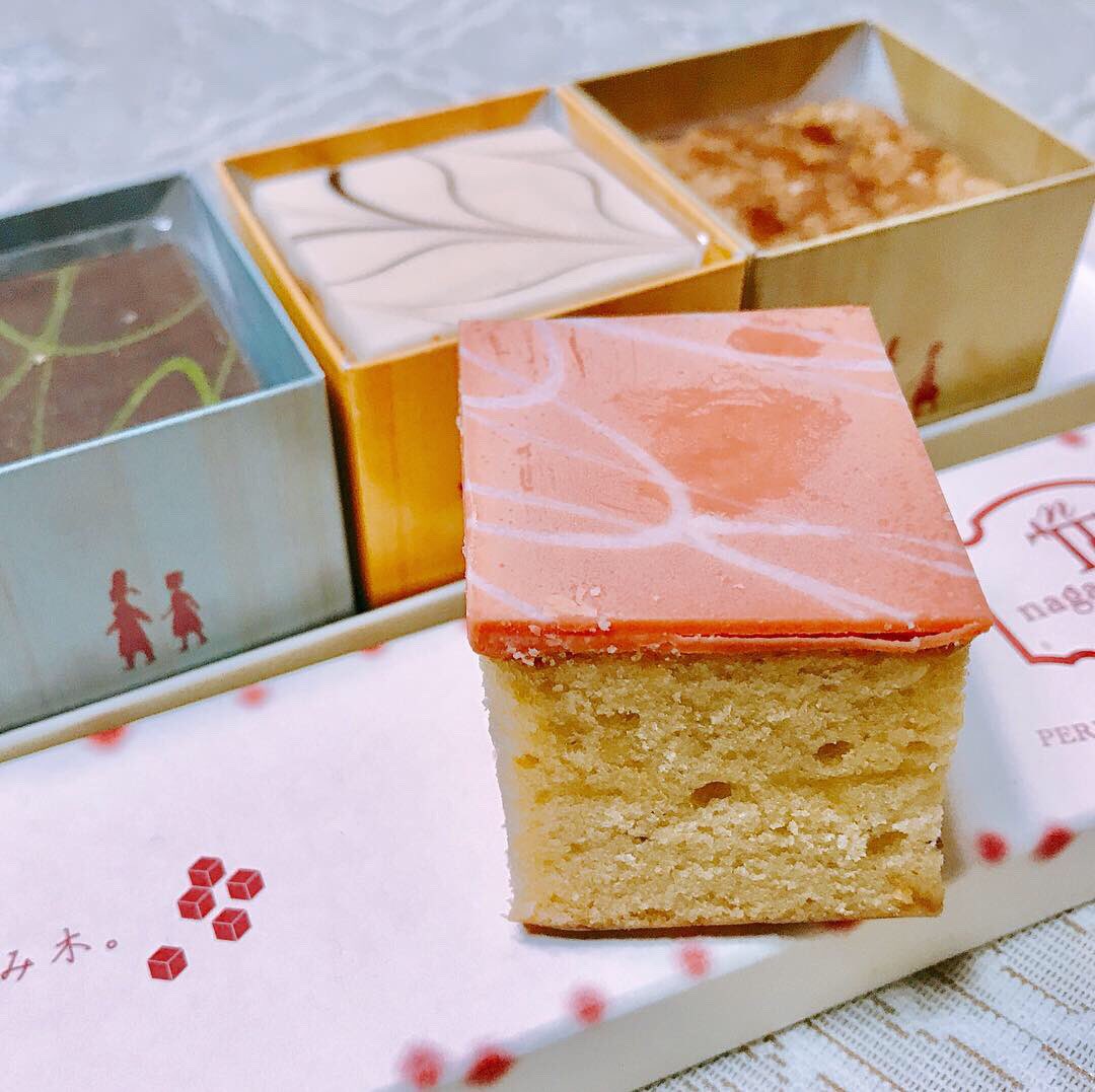 OKXsGovern's tweet photo. お世話になったお礼にと、まるで積み木のようなキューブ状のケーキをいただきました。見て食べて、ケーキの香りをかげば、このひと時も愛おしい時間ですね(^O^) 

#におい #かおり #奏でる積み木 #パウンドケーキ #スイーツ男子 #スイーツ女子 https://t.co/R0pQXSfUOz