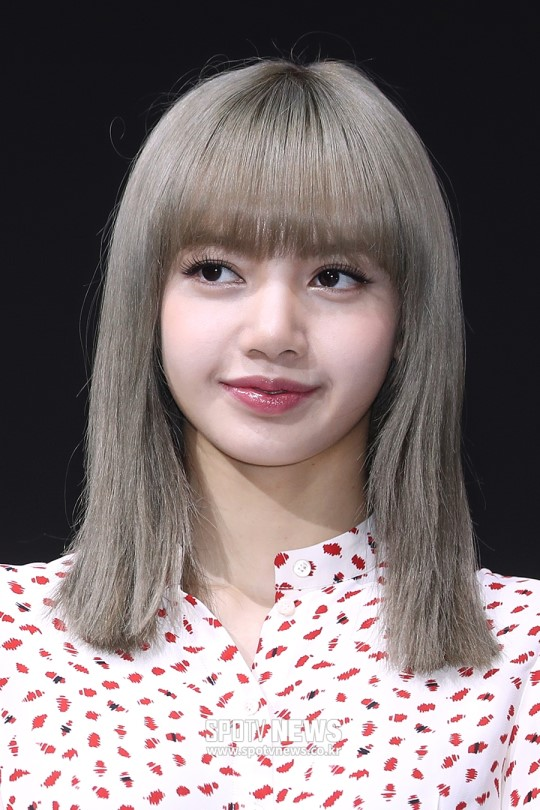 BlackPinkbuzz's tweet photo. BLACKPINK CHOSEN AS KIA'S NEW AMBASSADORS 
 [+328][-62] She's a queen queen queen  [+368][-88] SO PRETTY [+472][-39] Rosé, you're so pretty [+640][-324] Jennie looks so cute today  https://t.co/SryRdU5rrv https://t.co/jFYJ7CMAk9