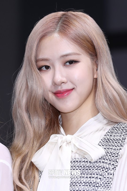 BlackPinkbuzz's tweet photo. BLACKPINK CHOSEN AS KIA'S NEW AMBASSADORS 
 [+328][-62] She's a queen queen queen  [+368][-88] SO PRETTY [+472][-39] Rosé, you're so pretty [+640][-324] Jennie looks so cute today  https://t.co/SryRdU5rrv https://t.co/jFYJ7CMAk9