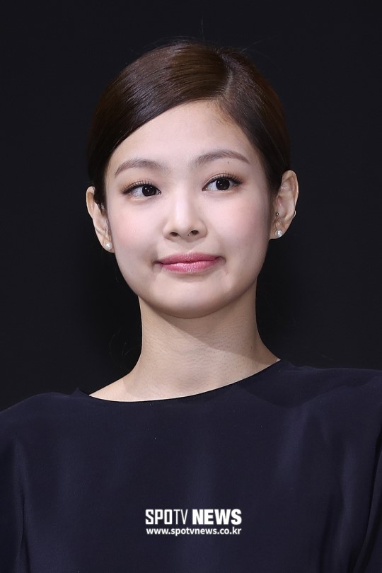 BlackPinkbuzz's tweet photo. BLACKPINK CHOSEN AS KIA'S NEW AMBASSADORS 
 [+328][-62] She's a queen queen queen  [+368][-88] SO PRETTY [+472][-39] Rosé, you're so pretty [+640][-324] Jennie looks so cute today  https://t.co/SryRdU5rrv https://t.co/jFYJ7CMAk9