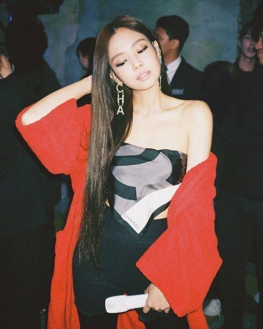 BlackPinkbuzz's tweet photo. JENNIE INSTAGRAM UPDATE  [+149][-33] Wow, she's seriously so pretty... https://t.co/COfgw1YgSP https://t.co/NG8UCcnsXz