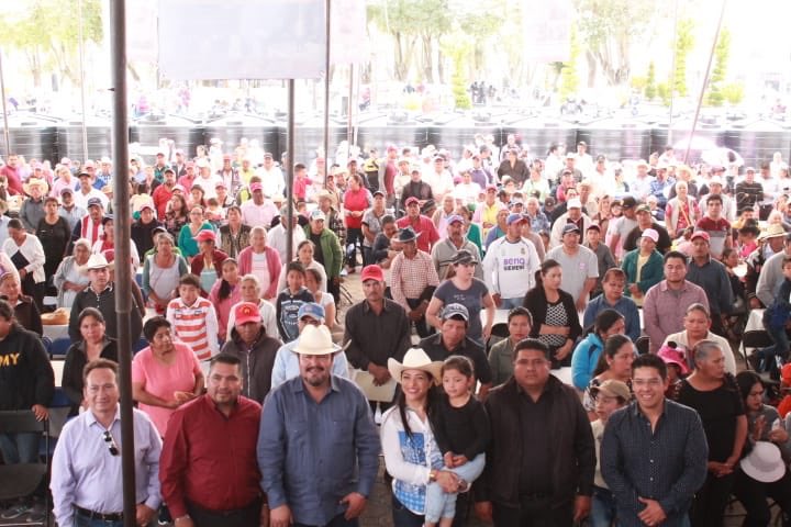 LizSanchezSM's tweet photo. Acompañando a mi amigo presidente @Miguel Morales, en la entrega de beneficios a las familias de Tlachichuca. #OrgulloPT
#ElPTSigueDeTuLado @ValentinMedelH1 @_TLACHICHUCA https://t.co/3EzuBNsa9y