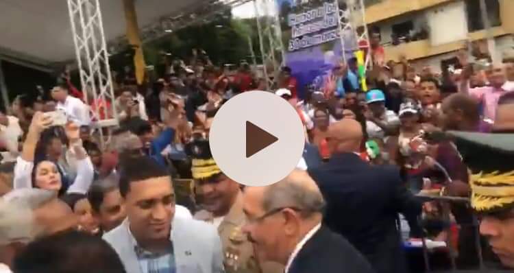 MaribelZacaria7's tweet photo. La gente le pide a gritos 4 años más al presidente @DaniloMedina  esta tarde en Santiago de los Caballeros. #lobuenonosecambia  #DominicanaProgresa  #Danilo4mas  #DaniloDebeSeguir #TranquiloConDanilo https://t.co/hfSkj5YykR