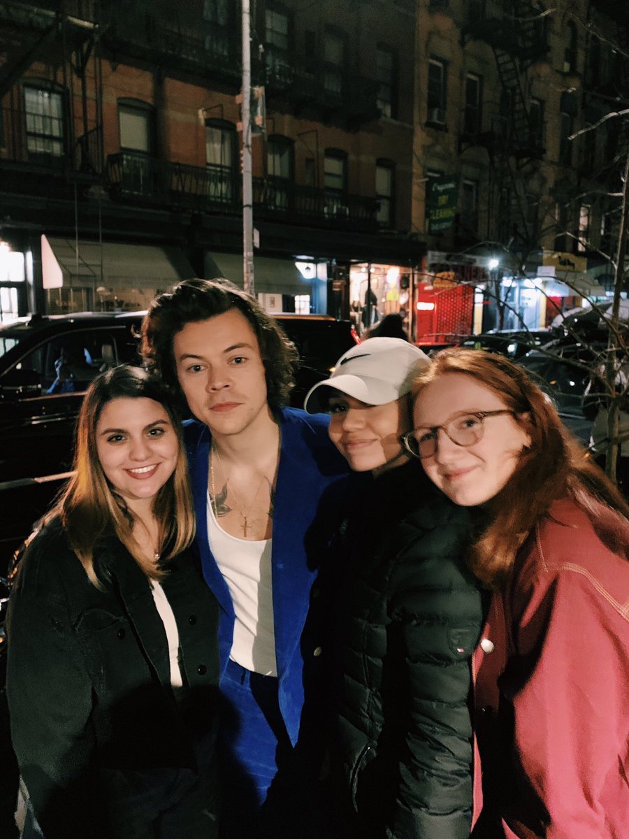TheHSUpdate's tweet photo. Harry with fans last night, 03/29 | via wtverkatie and newyorklouis https://t.co/yjdETnhAZy