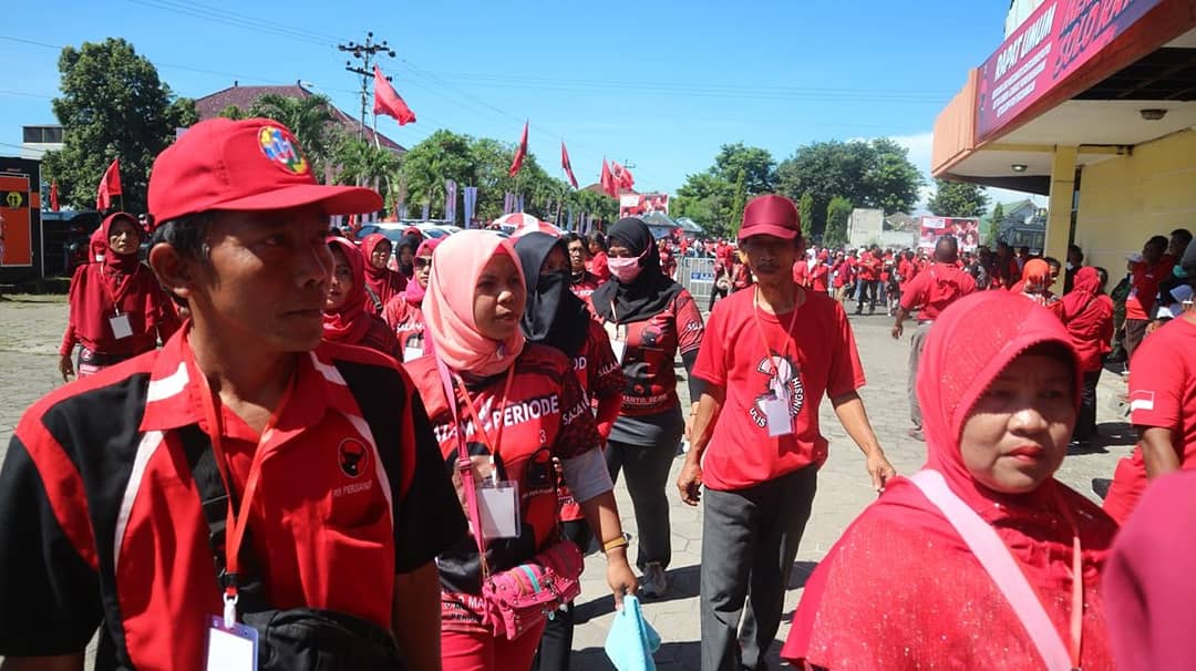 Peserta mulai masuk dan memadati GOR Pandawa Sukoharjo, pada rapat Umum PDI Perjuangan bersama Ketua Umum, Minggu (31/3)
<a href="/PDIP_Wonogiri/">DPC PDI Perjuangan Kab. Wonogiri</a> 
#m3rahkansolo
#ojopedotoyot
#01jokowi3pdip