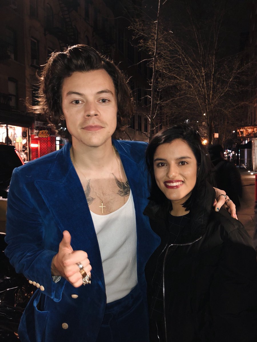 KingHarryAlerts's tweet photo. UPDATE || Harry with a fan in NYC last night 3/29 (via newyorkIouis) https://t.co/HZkUPAfzGL