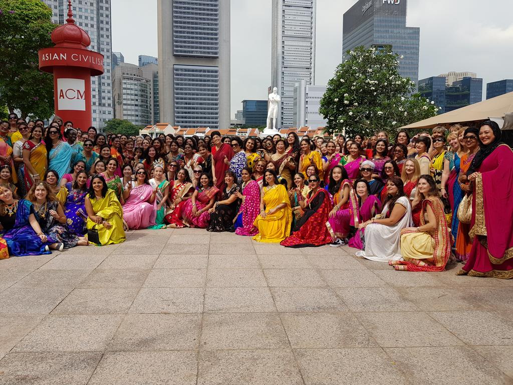 IndiaSe's tweet photo. Singapore's Bicentennial celebrations with 200 saree draped women from over 42 nationalities 
enriching the multicultural SG spirit. #SG200 #singapore #SGBicentennial #multiculturalSG #Culturalharmony #SareeinSG #IndiaSe https://t.co/1FfW0oy58C