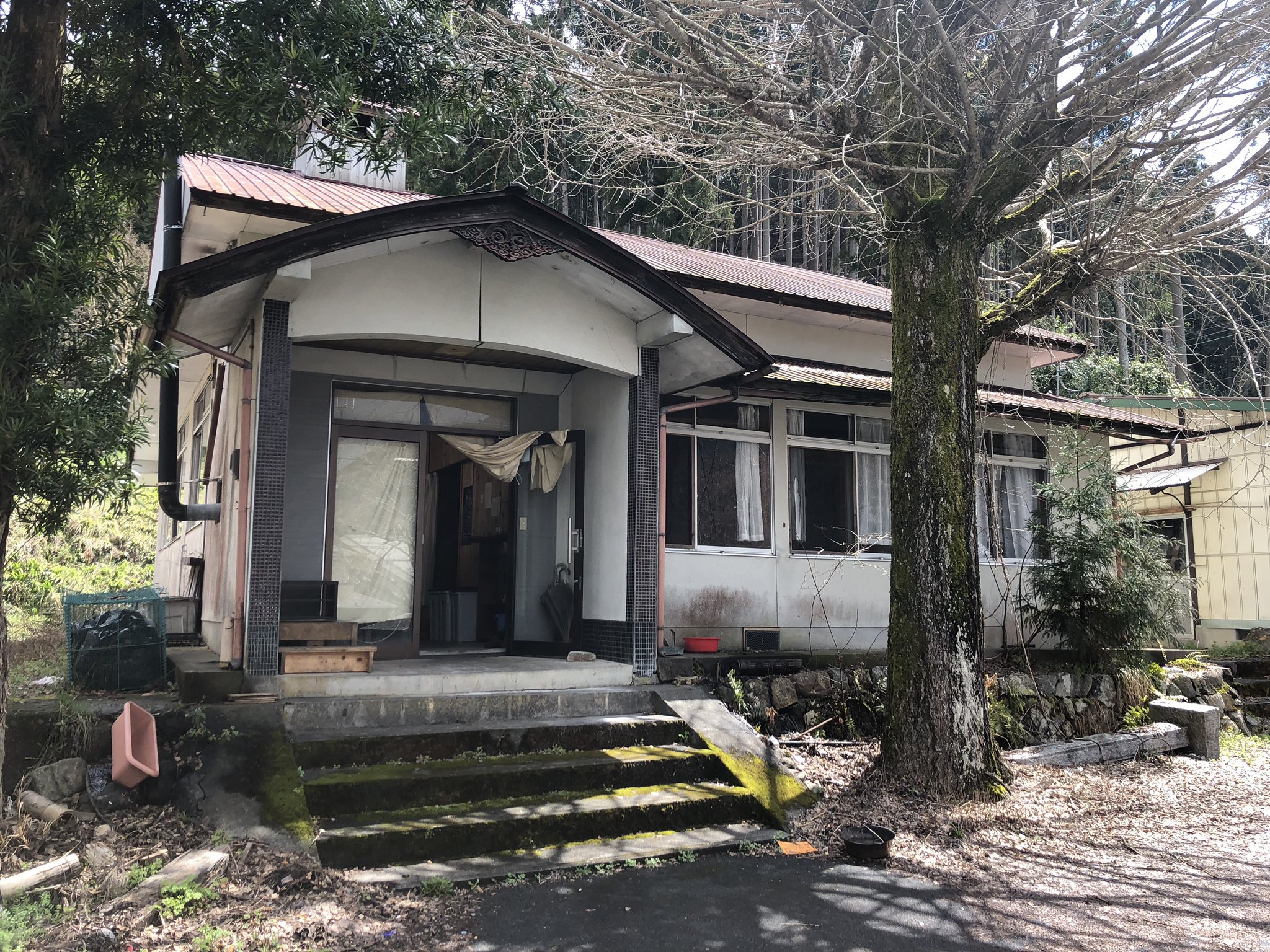 Kazu 春から美山でライダーズハウスをする予定の家です 外観は汚いですが 中は以外と綺麗 早くはじめれるように綺麗にしていこ