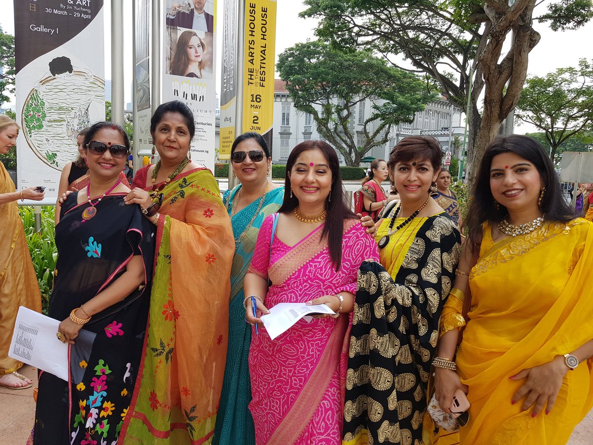 IndiaSe's tweet photo. Singapore's Bicentennial celebrations with 200 saree draped women from over 42 nationalities 
enriching the multicultural SG spirit. #SG200 #singapore #SGBicentennial #multiculturalSG #Culturalharmony #SareeinSG #IndiaSe https://t.co/1FfW0oy58C