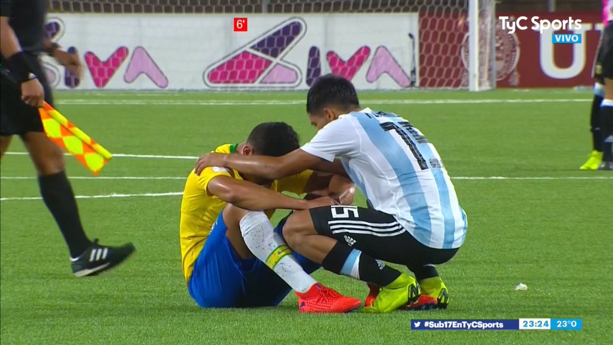 La sub 17 dejó eliminada a Brasil del Sudamericano de Lima ganándole 3-0.
Tras el final, Fernández Carballo, consoló a Renan. 👏