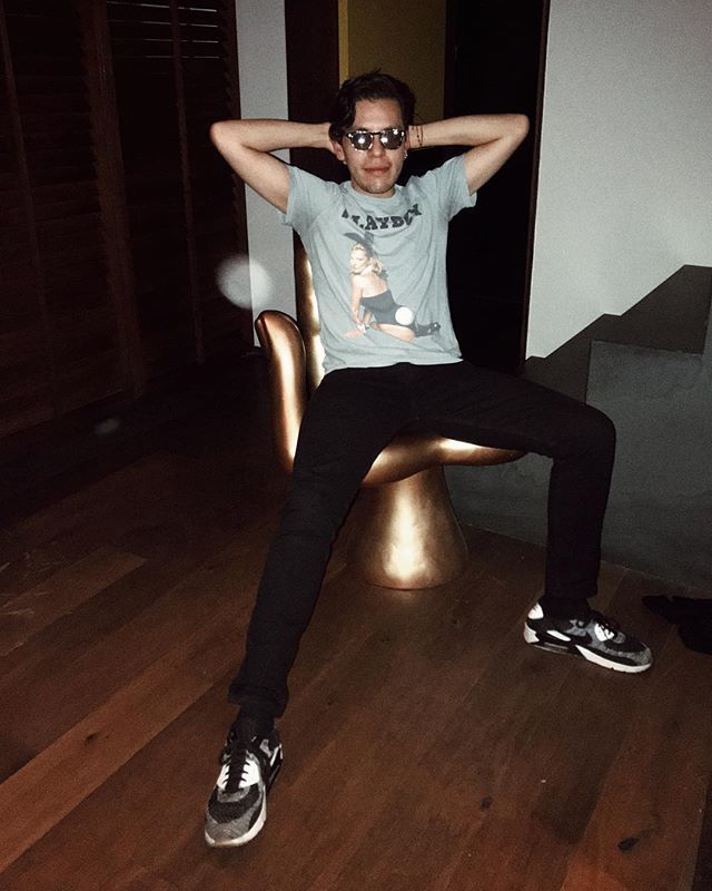 raul_al's tweet photo. - y dime, Kate Moss, ya te corrieron de Dior? - #fashionvictim #raulal #saturday https://t.co/icCs0BQr0F https://t.co/013l9j7rQR