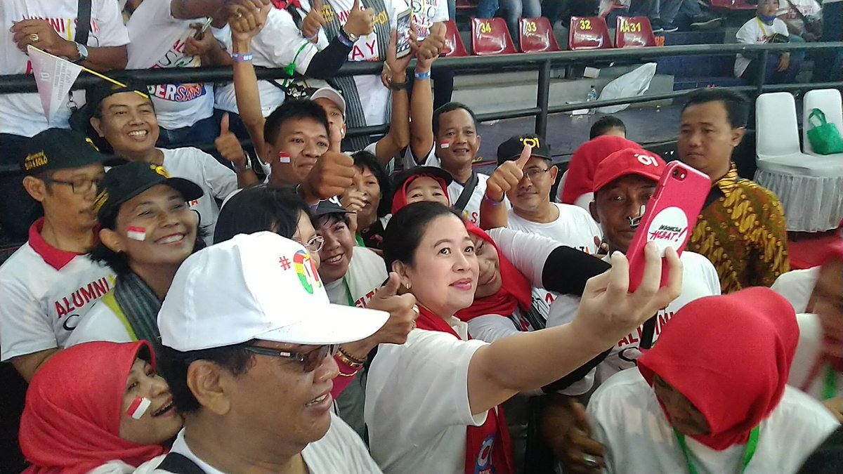 Mbak Puan Maharani secara spontan mengajak para peserta deklarasi yang memenuhi tribun Gor Sritex untuk berswafofo bersama.
<a href="/PDIP_Wonogiri/">DPC PDI Perjuangan Kab. Wonogiri</a> <a href="/PacTirtomoyo/">PAC PDI Perjuangan kec Tirtomoyo</a> <a href="/Pdip_Wonosobo/">DPC PDI Perjuangan Wonosobo</a> 
#M3rahkanSolo
#01Jokowi3PDIP 
#OjoPedotOyot