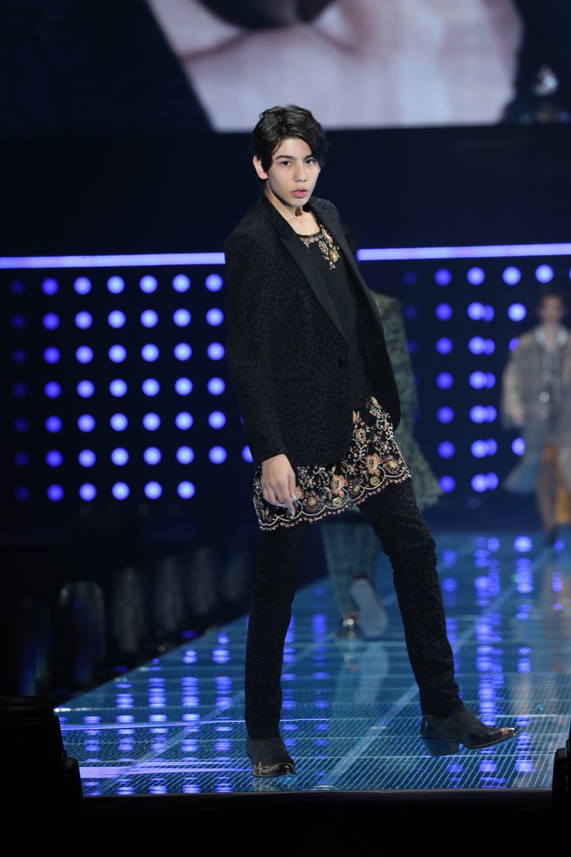 TGC2019SS】Snow Man・ラウール、初ランウェイで笑顔振りまく