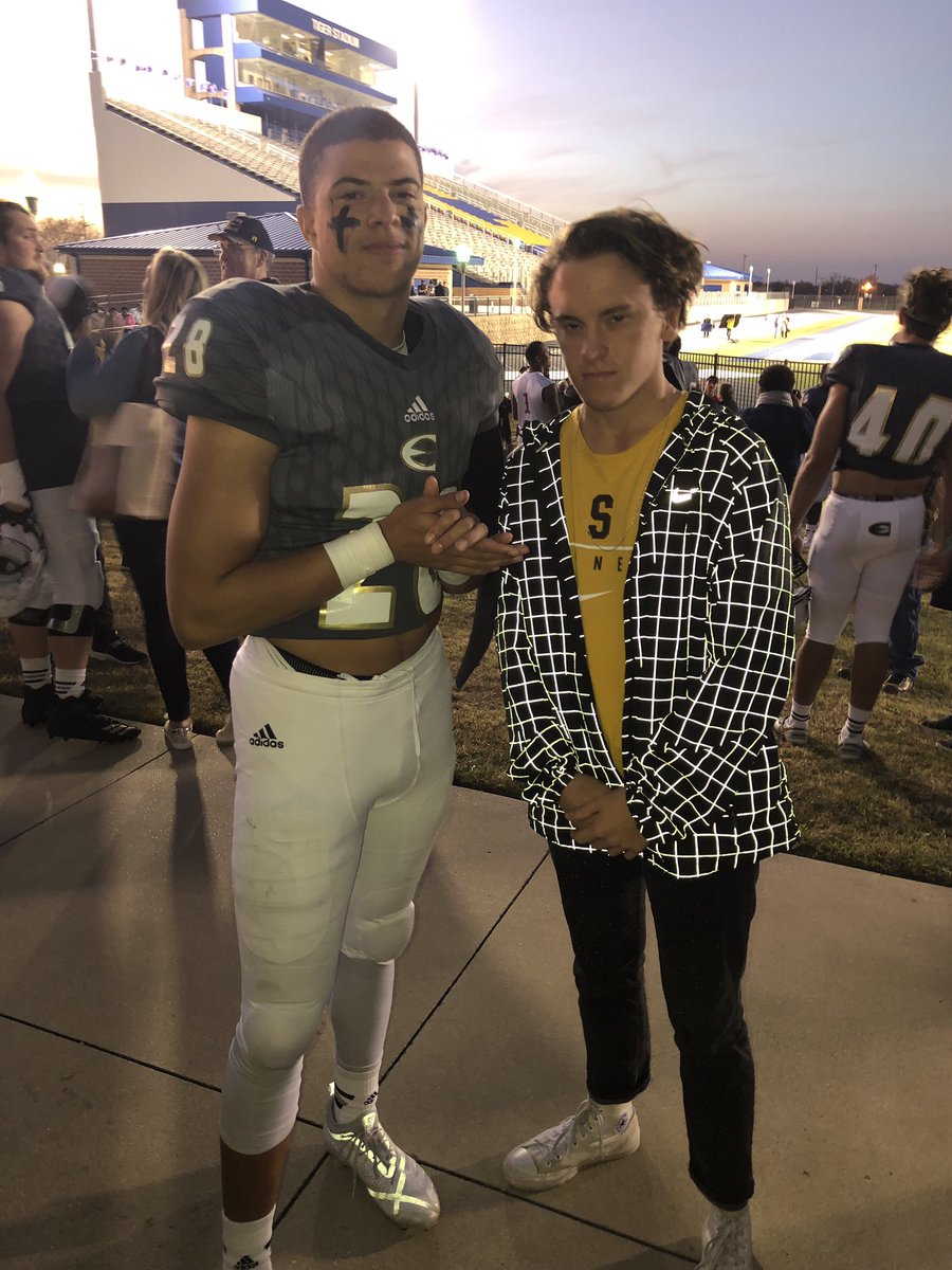 JaedonPool's tweet photo. Flew down to Texas for a special occasion not really sure what it was... but today everybody has been posting pictures of these two so I thought I should join the wave. Btw happy cake day bro @boonelenochan https://t.co/OdTg7XULiN