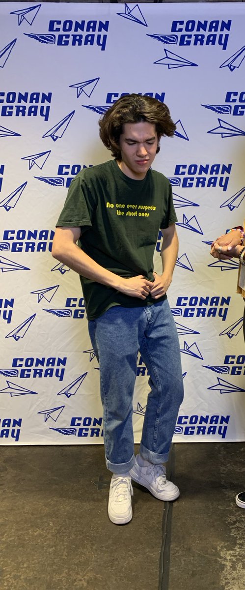 lightsupsyd's tweet photo. I ASKED CONAN WHAT POSE HE WANTED TO DO AND HE SAID LETS LAY ON THE GROUND FKSKSK @conangray https://t.co/qMwjhttEJt