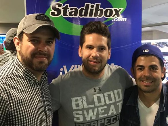 loculobo's tweet photo. Estuvo más ameno en el palco de @stadibox con @knappmusic y @abogadopateador qué el juego en la cancha. https://t.co/pPib5U7uBU