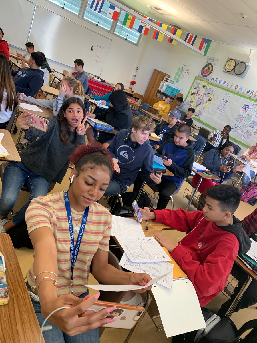 LQmaestra's tweet photo. Teaching through technology thanks to @DrNormanPYLUSD.  My Spanish 1 students are using #flipgrid to vlog in the target language. My students were highly engaged! #cuiedtech. https://t.co/zrFYDACciv