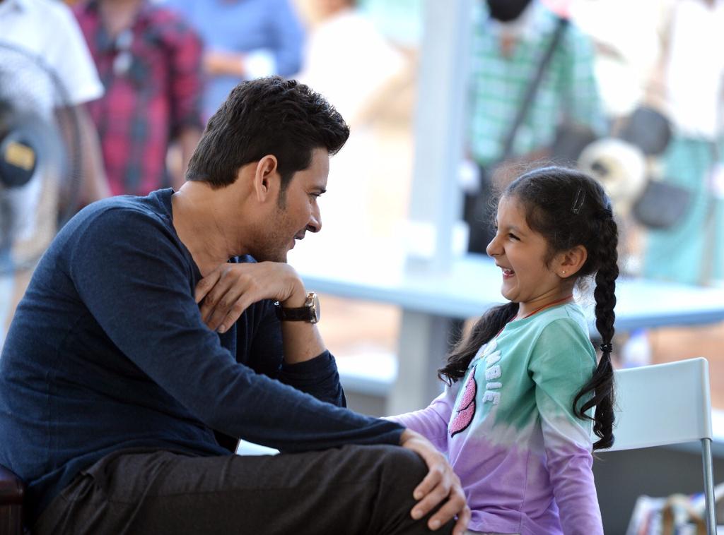 abntelugutv's tweet photo. So Cute! Mahesh's 'Choti Choti Baatein' with Sitara...

https://t.co/292fqhaewg

#MaharshiFirstSingleToday #MaheshBabu #Tollywood #ChotiChotiBaatein #ChotiChotiBaateinSong #Sitara https://t.co/z3hcRgiqVD