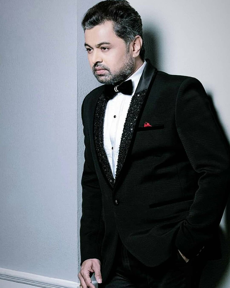 SubodhBhave_FC's tweet photo. This man is aging like Fine wine 🍷😍 @subodhbhave
Watch #zeechitragaurav2019 Tonight at 7pm on @zeemarathi
#Handsome #goodlooks #ManOfHeart #charming #tuxedo #PrinceCharming #SubodhBhave #KingBhave #tulapahatere #Host #MarathiActor #maharastra #Swag #style #Fashion https://t.co/SZAIN4gohG