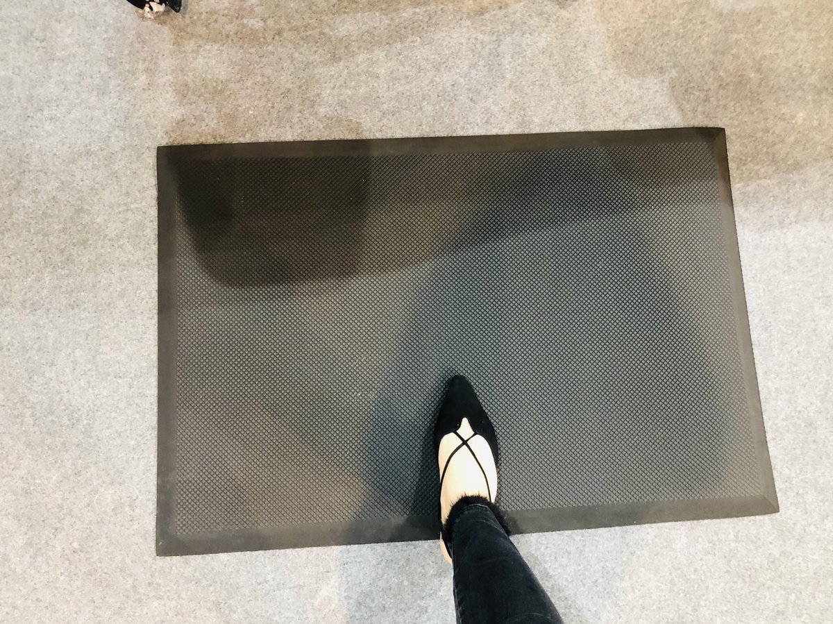 uptogreen's tweet photo. Standing mat , release your foot, give your all day energy. #ergonomics #standingdesk #healthylifestyle #officespace #standingmat https://t.co/OAFMNJbci3