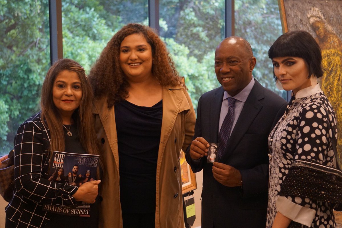 SylvesterTurner's tweet photo. This afternoon, I attended an #African Art exhibition at @HoustonianHotel. The exhibition featured works by Madam Nike from #Nigeria. 

Many Houstonians and members of the African diaspora attended the event. I enjoyed looking at the works on display. https://t.co/yAva3sqVw4
