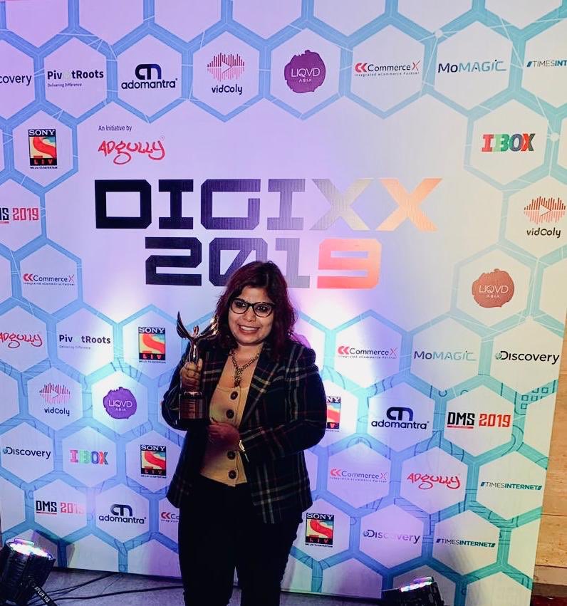 DevrajSanyal's tweet photo. Our @UMGB campaign for @HDFCLIFE wins Gold at the #DIGIXX2019 awards. So proud of my team @PreetiNayyar2 @TanyaLace &amp; @arjun_kanungo and @jonitamusic for making some real magic on #SarUthaKeJiyo Thanks team @HDFCLIFE for being such amazing partners and not clients on thsi journey https://t.co/HWFrD8auWD