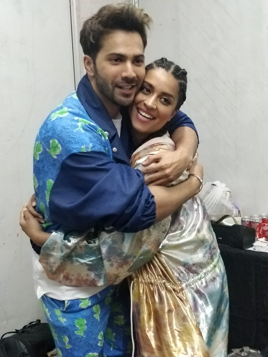Koimoi's tweet photo. The most happening guy in town, @Varun_dvn poses for cameras with @IISuperwomanII @Bhuvan_Bam and @karanjohar at #YTFF2019.

#VarunDhawan #LillySingh #BhuvanBam #KaranJohar #YTFF #YTFFMumbai #BollywoodCelebs #Koimoi https://t.co/5Zh9TCTv1M