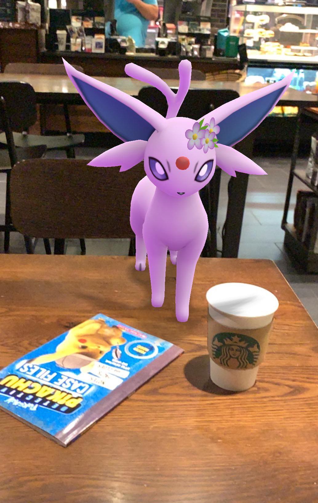 カイン 明日 日本に戻るので 最後にスタバでのんびりして来た 名探偵ピカチュウ の本を読みながら アメリカ出身のエーフィちゃんに英語を教えて貰ってきた T Co Ghucvdpbgx Twitter