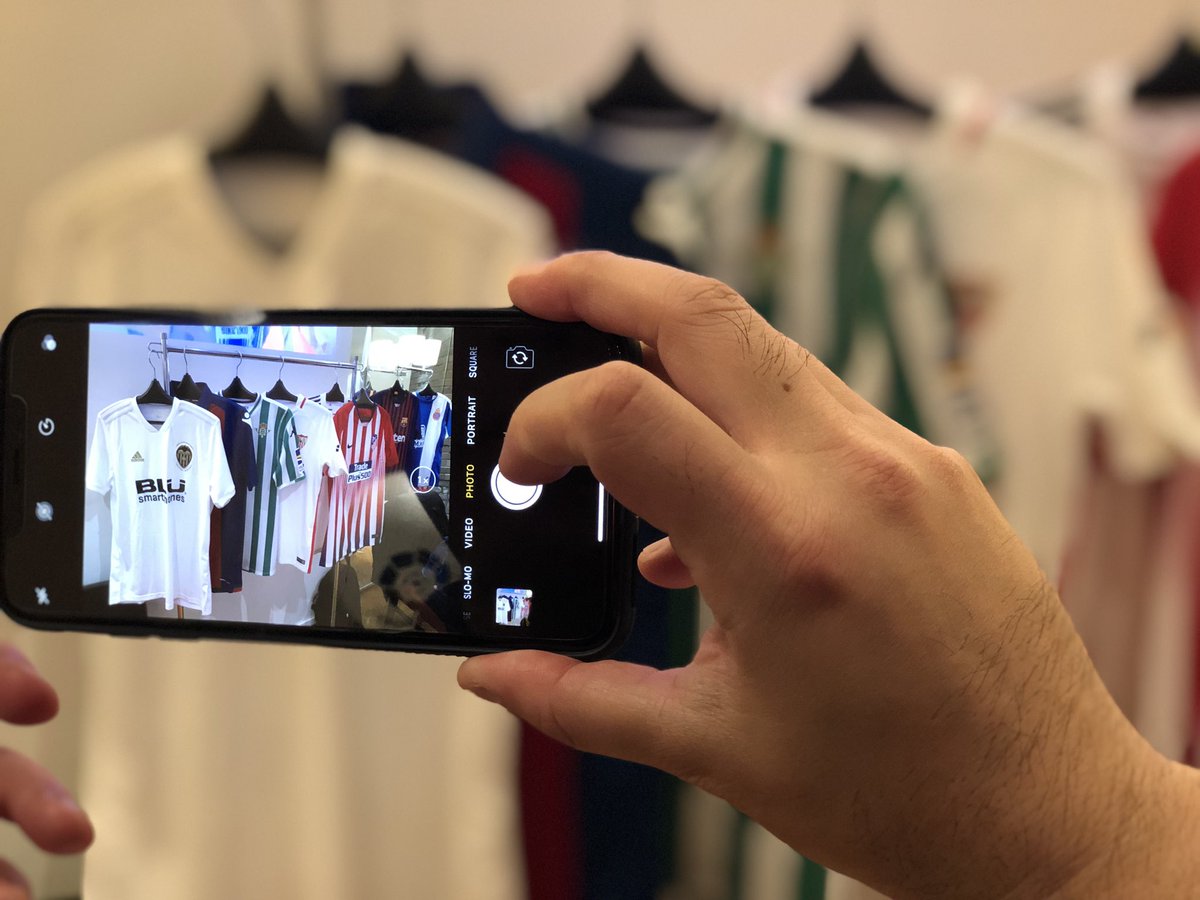 anoro_san's tweet photo. En JPN hemos encontrado fans deseosos de conocer y aprender más sobre LaLiga y el fútbol en general. Con la excusa del #BarcaEspanyol, dos de los mejores "analistas" del país se unieron a nuestro equipo para contarlo.

ありがとう @kazuyuki_toda @ichiroozawa 
#LaLigainJapan https://t.co/rrr9D7ZSu8