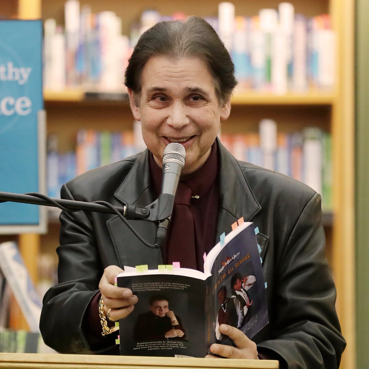 WinniesJoke's tweet photo. Myself from my old #TVShow #MagicMikesCastle #Winnipeg at my recent #BookLaunch #Booksigning of my #Autobiography #MagicMikeLikeyAManForAllSeasons @mcnallyrobinson Thank-you #Photographer #JamesCareyLauder https://t.co/VNsYorwJxN