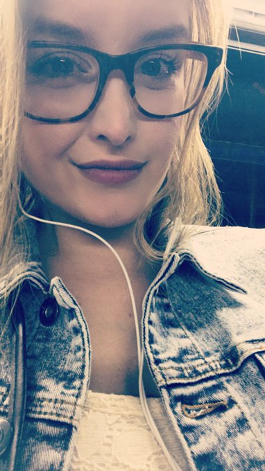 Feeling cute tonight (ignore my dumb hair in the first picture though) https://t.co/weVdG4m03i