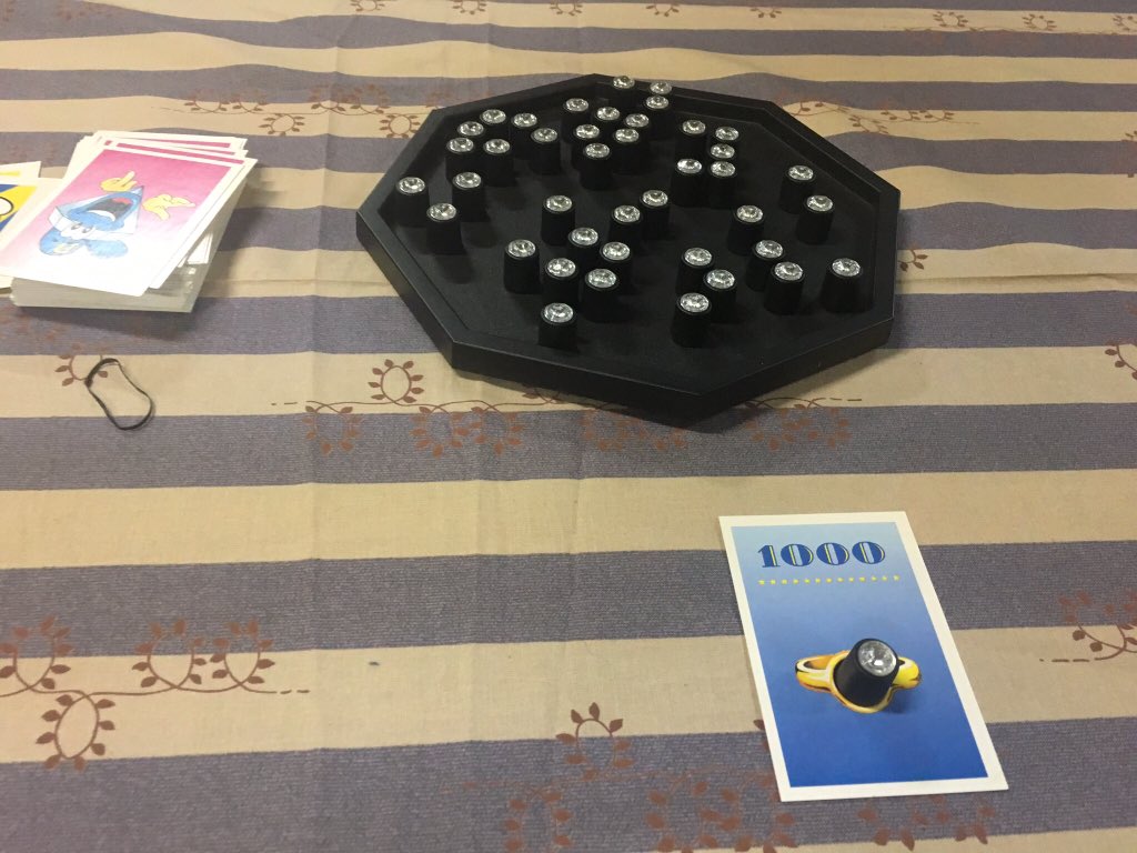 joyn_marin's tweet image. 【ミスターダイヤモンド】
ギュンター・バース作の絶版レアボドゲ。

手番が来たら、山札から一枚引いて黒い皿の上のダイヤをピックアップしてカードに乗せるだけの簡単なお仕事。

だがしかし、台座に固定されてるニセダイヤもいるので注意が必要！

終始、皆で笑って楽しめる最高のボドゲ(´ｰ｀)