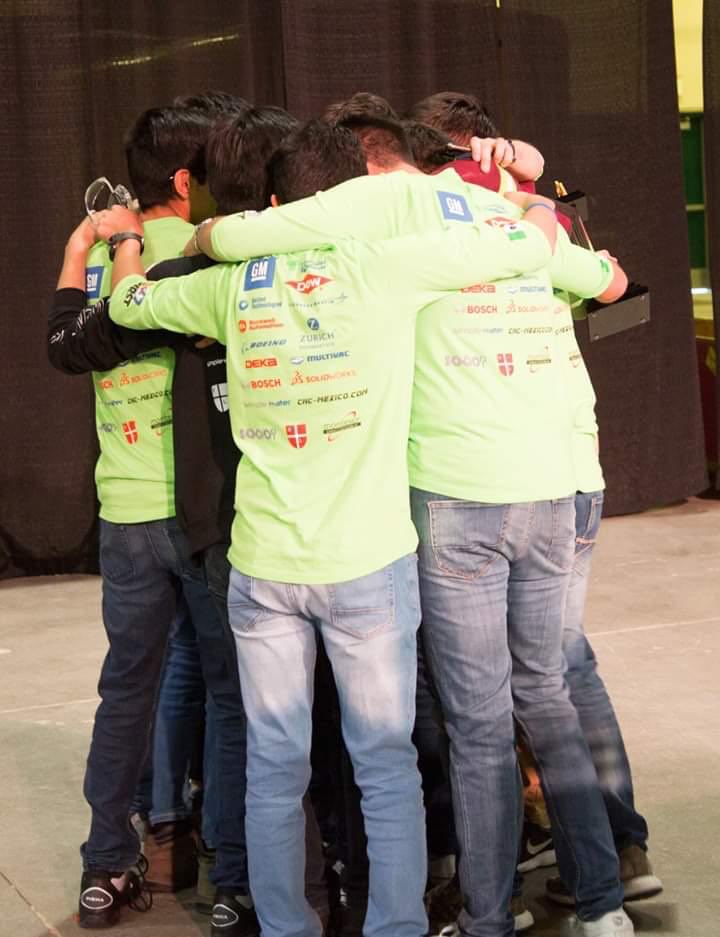 MauAlvaradoB's tweet photo. Hoy el equipo #WinT3794 de @FRCTeams apoyado por @DowCorps 🤖 ganó en Idaho su pase a la final del campeonato de robótica que se celebrará en Houston. Además, Erick García recibió el premio @WoodieFlowers como Mejor Coach del campeonato. ¡Felicitaciones! ☺️ #STEM #ReadyWorkforce https://t.co/9WQvcgNxKP