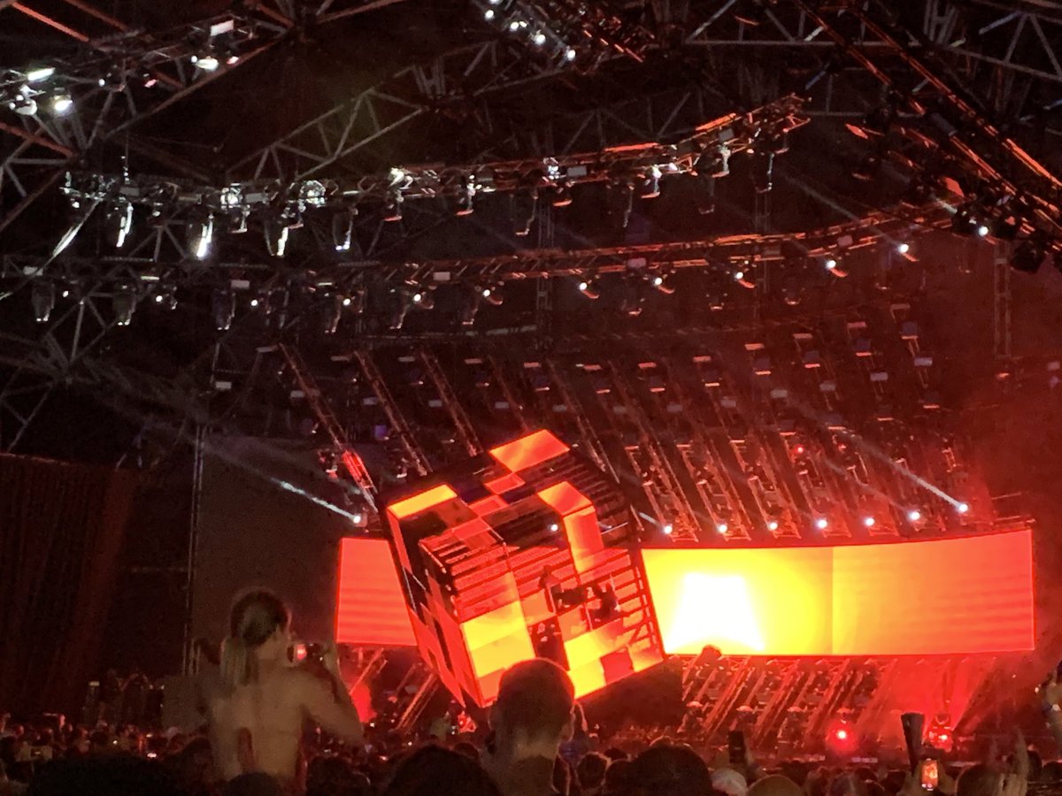 TheBanginBeats's tweet image. @deadmau5 back on after a brief power glitch #cube3 #UltraMiami2019 #tbbatultra
