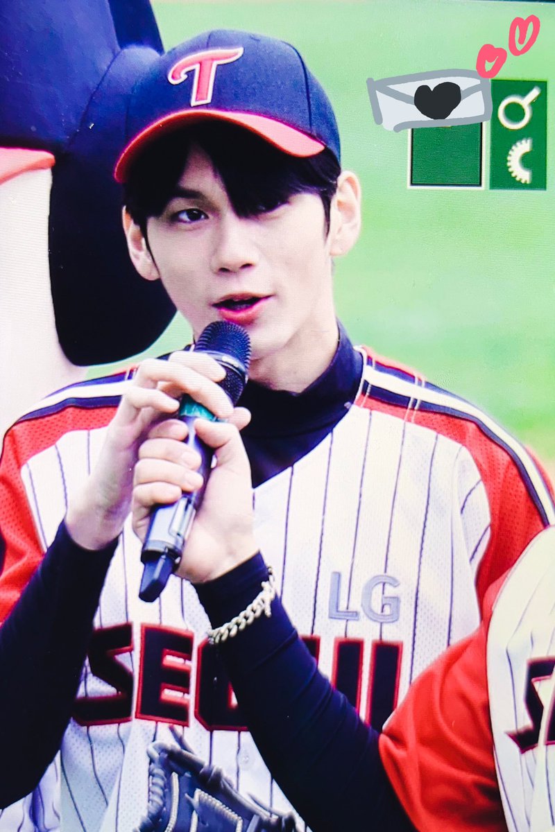 Monoletter_OSW's tweet photo. 190331 시구 #옹성우 난 뒷모습 러버야... https://t.co/O9qlPjLNCN