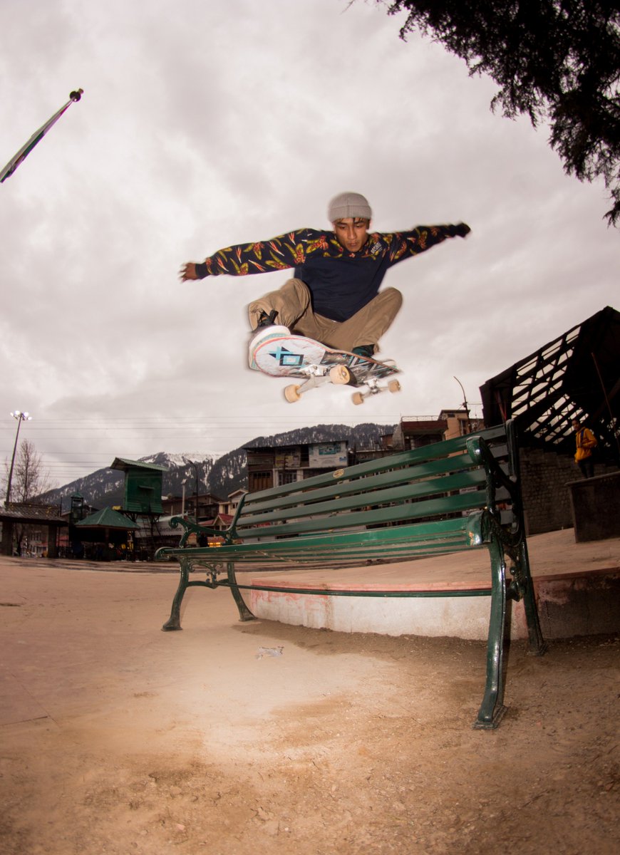 huckoskate's tweet photo. Giovani huge ollie over a bench.
#huckoskate #hucko #hlasttry #manali https://t.co/K71ENFUBqq
