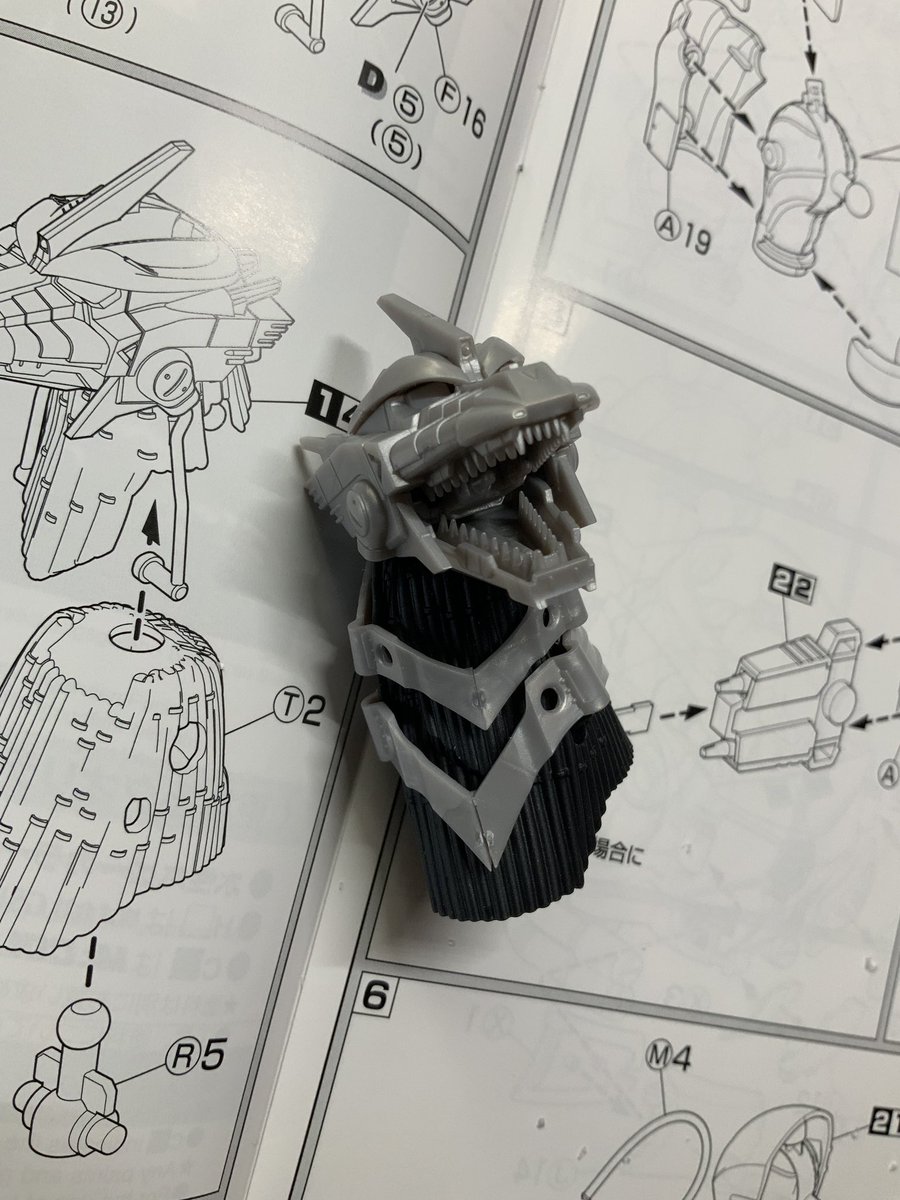 アオシマの騎龍プラモを少し組んでみたけど、こだわりの尋常じゃなさが伝わる構造とパーツ数。ゴムパーツもあり自分の技術では組んでからの塗装は不可能なので、ランナーごとスプレー塗装することに…なので首のみで中断。 