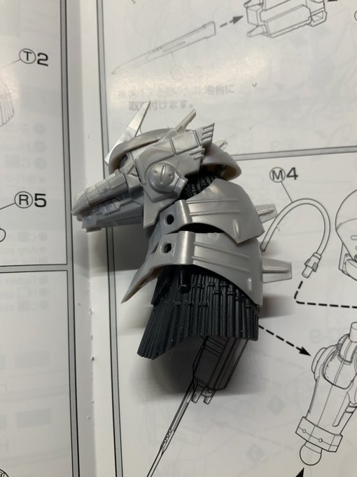 アオシマの騎龍プラモを少し組んでみたけど、こだわりの尋常じゃなさが伝わる構造とパーツ数。ゴムパーツもあり自分の技術では組んでからの塗装は不可能なので、ランナーごとスプレー塗装することに…なので首のみで中断。 