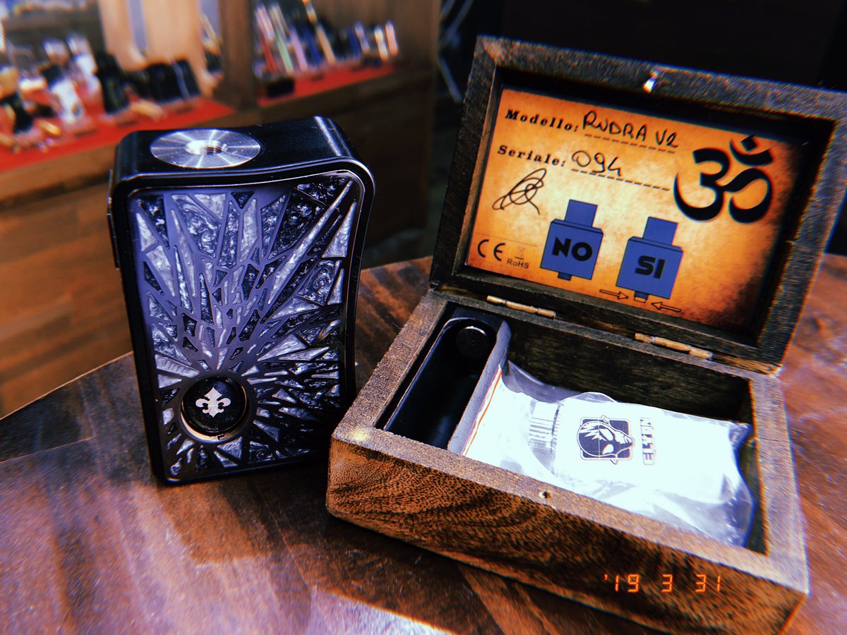 CBD_HILLS_VAPE's tweet photo. こんにちは‼️VapeHills渋谷道玄坂店です😆✨

NegusMod&amp;Son
- RudraV2 mod

本製品はイタリア製のメカスコ‼️😍🇮🇹
レジンとロジウムメタルによるエキゾチックなデザインが特徴的で、ボトルプッシュ用のボタン部の装飾にも手がこまれている、とにかく高級感のあるModとなっています‼️😆✨ https://t.co/I5POxaBXiZ