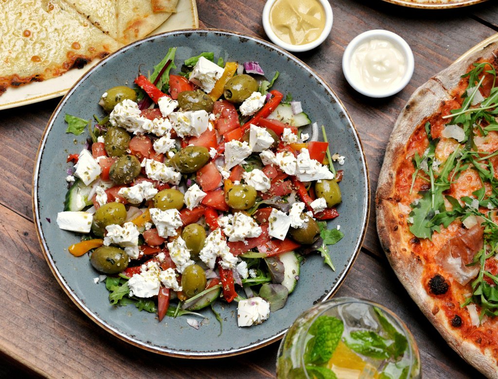 TCRLoungeBar's tweet photo. The perfect #Salad should have all the elements that get us through the week! Flavour, colour and vitamins! 🥗👌 #TuesdayMotivation #Fitzrovia #London https://t.co/yigRXt7gtI
