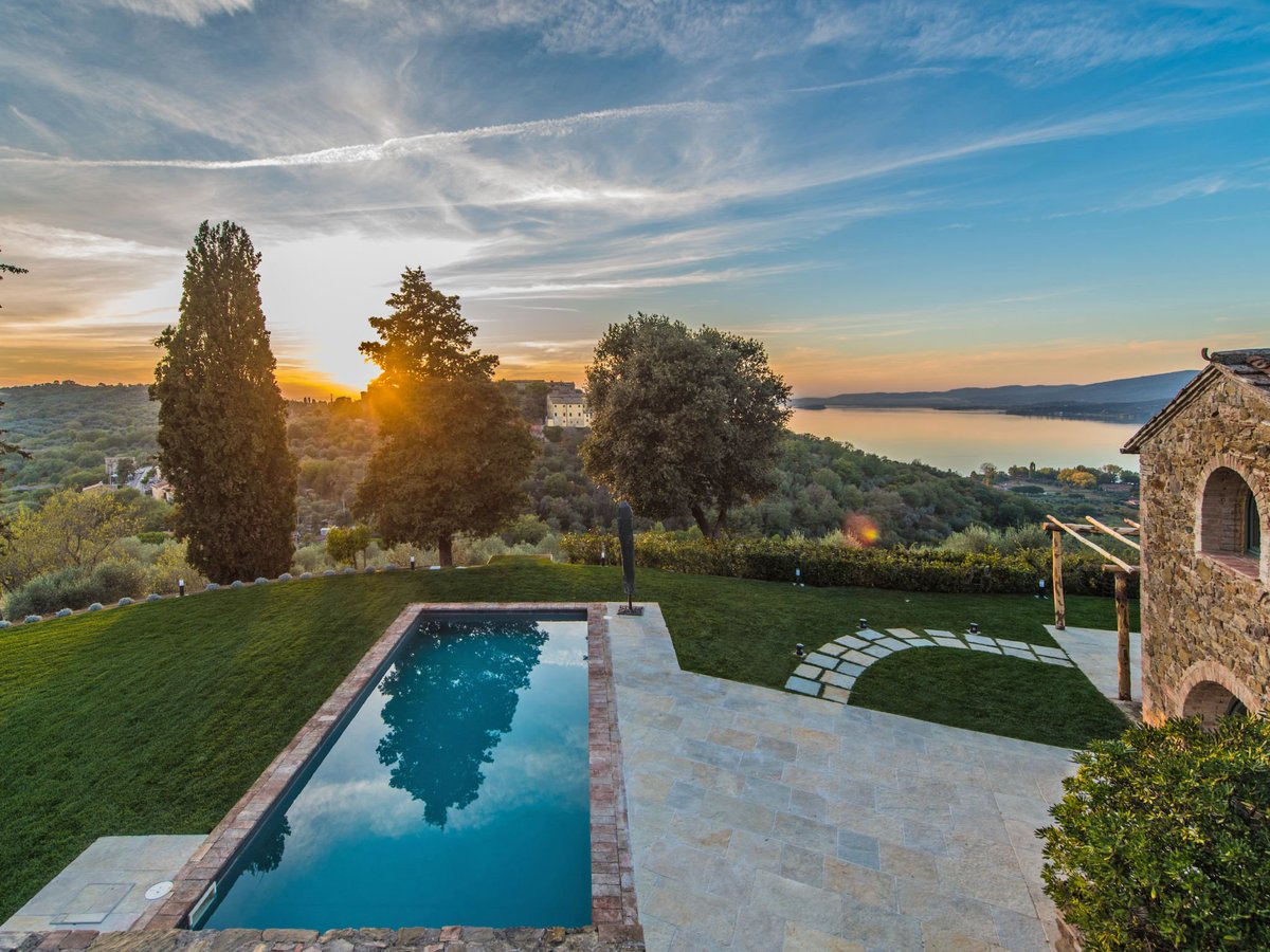 villasdirectcom's tweet photo. Lake Trasimeno, perfect in the morning, early as the sun rises, see the light reflections on the lake - Take an early morning dip to start the day! Breath-taking! 😀😀😀#villasdirect https://t.co/f3APCbi8Om