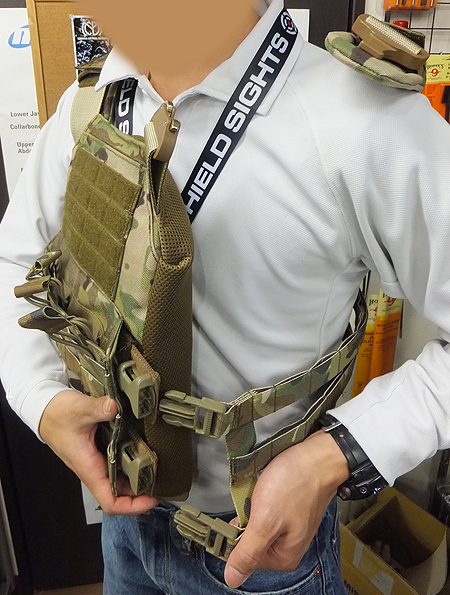 オードナンス プレートキャリアー 銃を片付けし易いデザインです。また