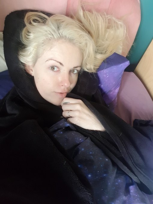 Should be on MFC....too cosy to move ? #LeavingNeverland #noadultingtoday https://t.co/ZnZtqHxgkP