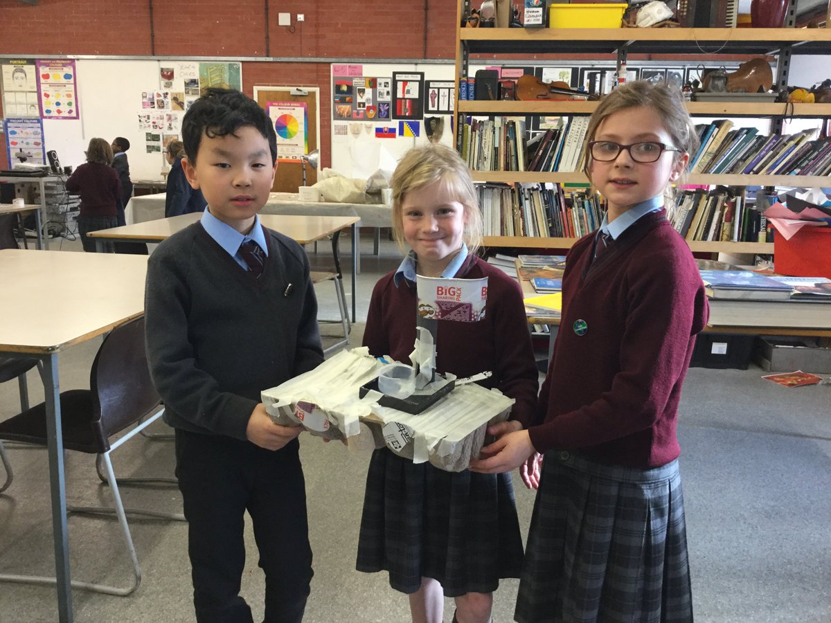 HolmwoodHouse's tweet photo. Year 3 pupils got involved in some collaboration to make junk projects using their imaginations during activities this week. #HHArt #HHActivities #HHYear3 https://t.co/lIaWqIVsVu