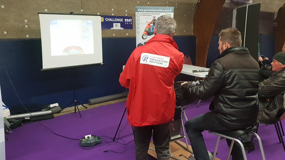 msa_armorique's tweet photo. De nombreux partenaires sont présents pour cet événement. Notamment @GroupamaLB avec le véhicule test, @Preventionrout avec son simulateur 2 roues, @RoutePlusSure avec un simulateur auto et @IrepsBretagne qui évoque les dangers du numérique. #challengeESAT https://t.co/gSXqB0Zzoz