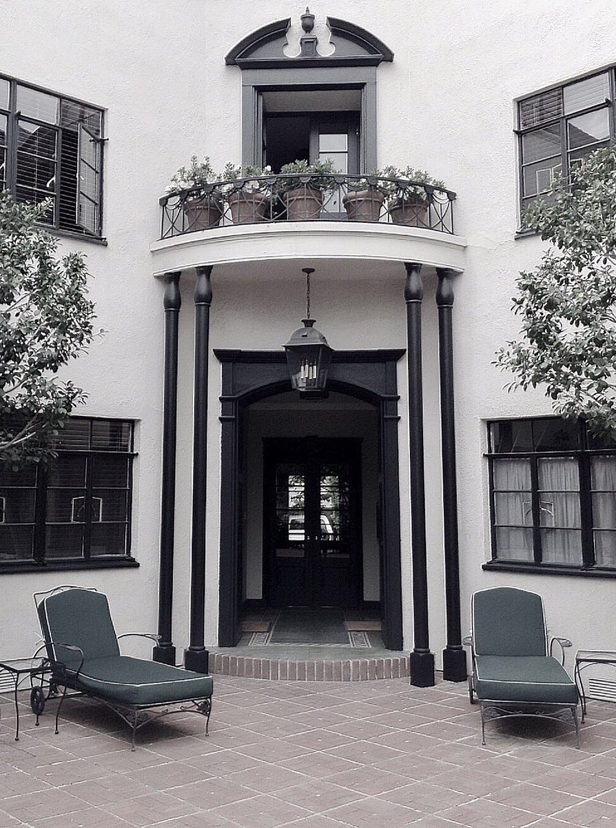 TweakYourSpace's tweet image. ON THE BLOG TODAY! When starting to decorate from scratch, sometimes it's difficult to decide on a design style for your new spaces. See where the design style for this apartment came from. And, learn how to create your own glamour inspired spaces! CLICK ow.ly/T93h50ntDcV