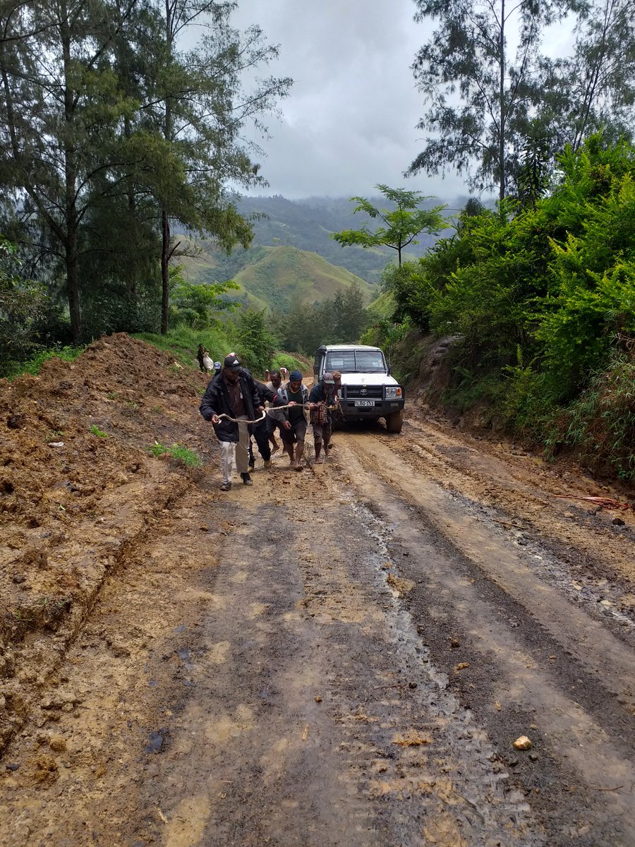 JnrKama's tweet photo. bogged, so we are pulling the vehicle up the hill@ #Wangoi #Chuave #simbu #png #pacific #4wd #offroad #wildterritory #nature https://t.co/EleKYGN2j6