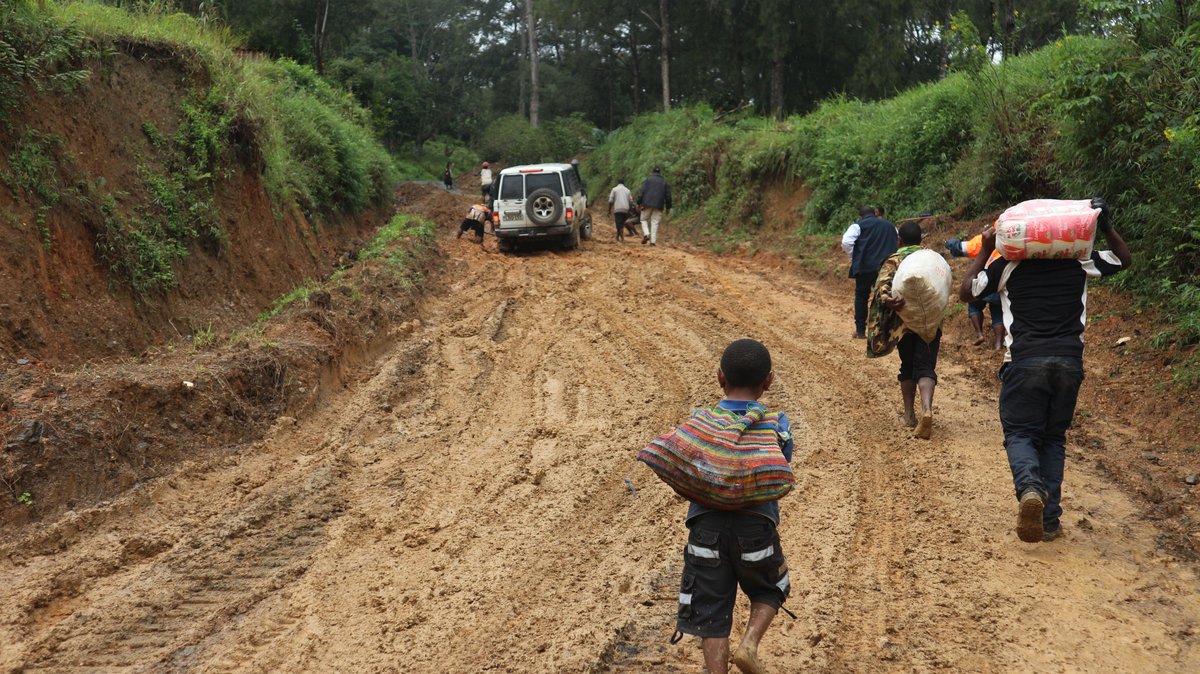 JnrKama's tweet photo. bogged, so we are pulling the vehicle up the hill@ #Wangoi #Chuave #simbu #png #pacific #4wd #offroad #wildterritory #nature https://t.co/EleKYGN2j6