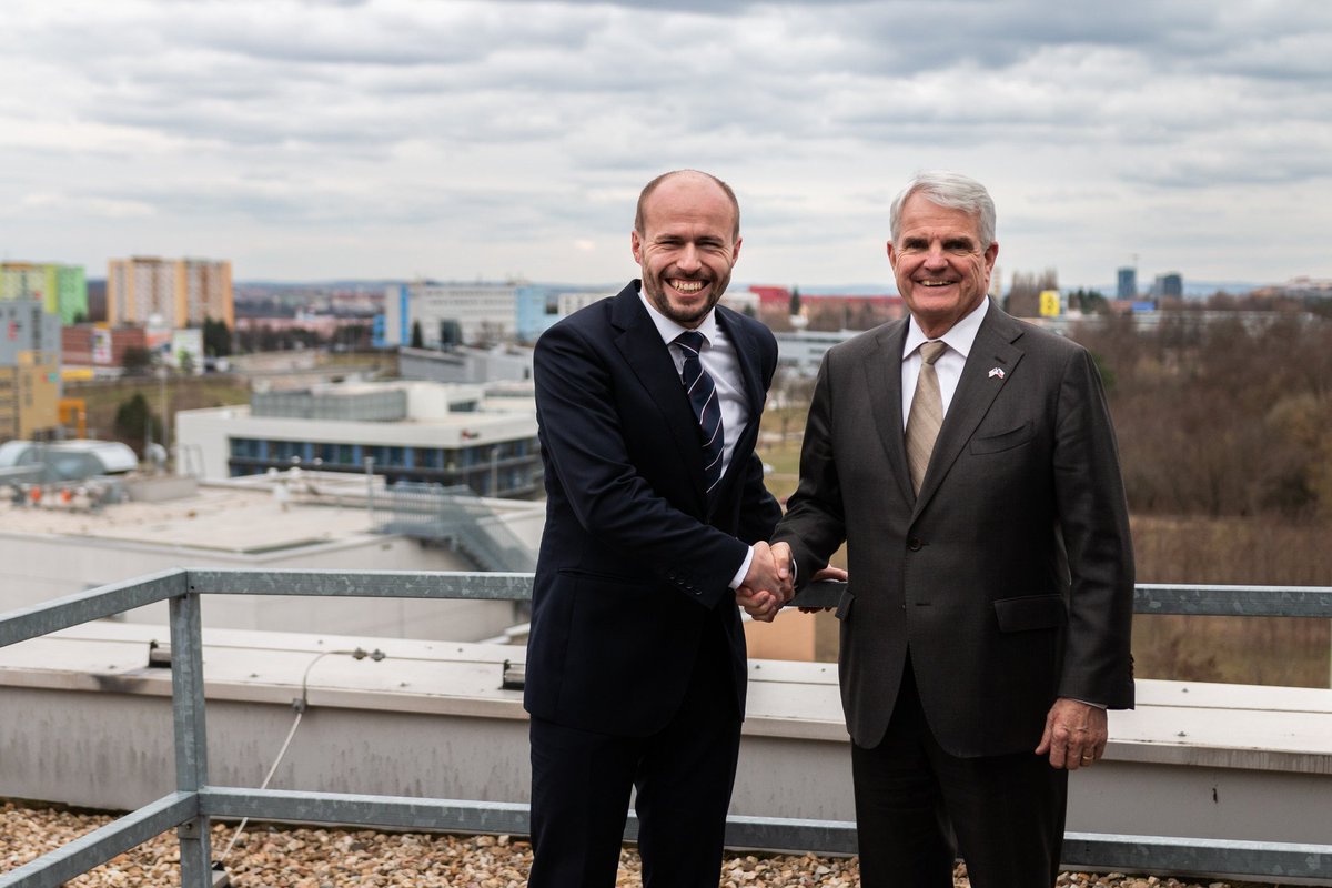 JIC_Brno's tweet photo. Americký velvyslanec Stephen B. King na JIC. Probrali jsme expanzi našich klientů na americký trh a možné formy spolupráce. Spolu s AmCham jsme představili inovační firmy z řad našich klientů #IDEAStatiCa,@GreyCortex #NenoVision #Skinners, #PSI @CFPlusChemicals . https://t.co/9mCR5OHWex